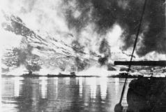 15_bombardement_avant le débarquement de la 13DBMLE.jpg